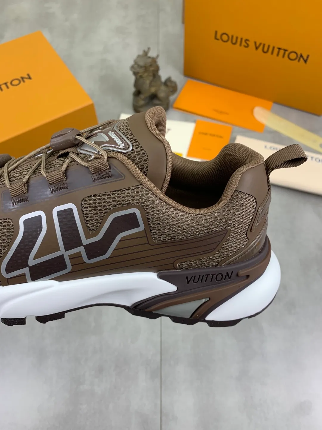 Men's Men's Shoes💰P740 New High Version LV Louis Vuitton L Jialu Brand Runner Tatic Series Thick Sole Casual Sports Shoes Running Shoes Original Purchase Development Production This LV Runner Tatic sports shoe combines technical materials such as mesh fabric and ribbons to interpret the inspiration of traditional mountaineering shoes. LV letters are written on one side, the lariat buckle of the quick lacing system is embellished with Monogram flowers and Louis Vuitton logos, and the light and wear-resistant rubber outsole completes the whole package. The delivery counter is beautifully packaged🛍📦 ▪️Fabrics: Original imported custom technical fabric + mesh ▪️Inner lining: Original customized breathable mesh ▪️Sole: Original open-molded anti-slip rubber combination material ▪️Sole thickness: 4CM ▪️Size: Men's 39-44 (38 45 (customized)